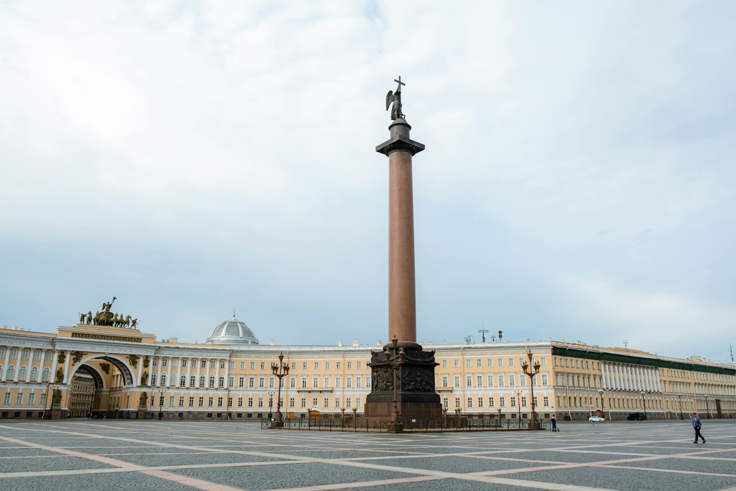 i square – Lenovo Ex View of the iconic Alexander Column in Palace Square, St. Petersburg, Russia.