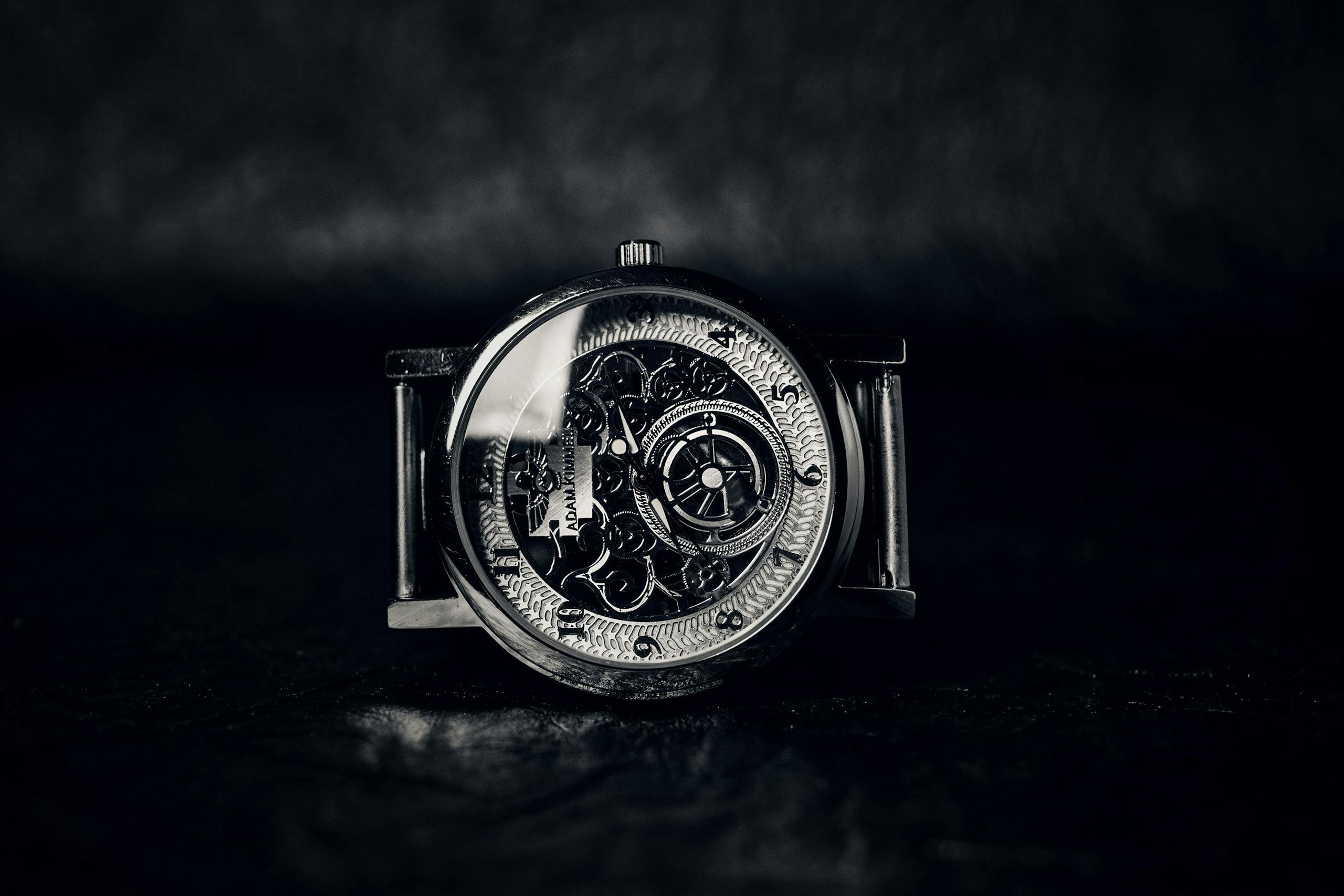 Lufanest Close-up of a vintage mechanical wristwatch showcasing intricate gears and design.