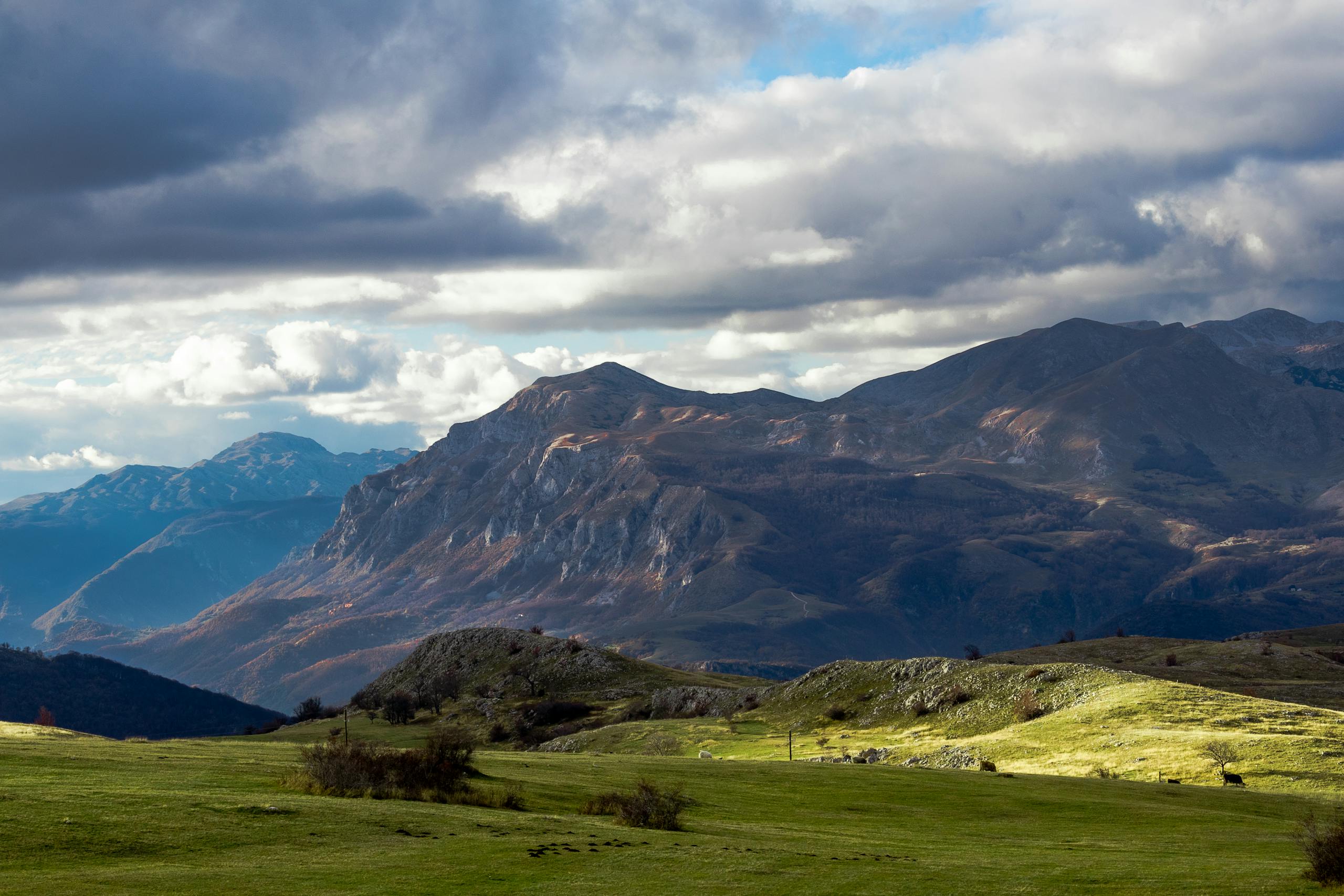 aajkitajikhabar.com Beautiful Stunning view of the mountains and green fields under a cloudy sky in Žabljak, Montenegro.